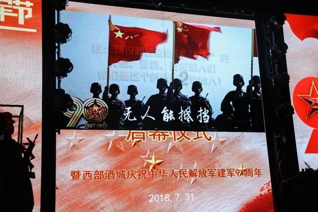 马克龙到访印度受到高规格接待 与莫迪坐车巡游
